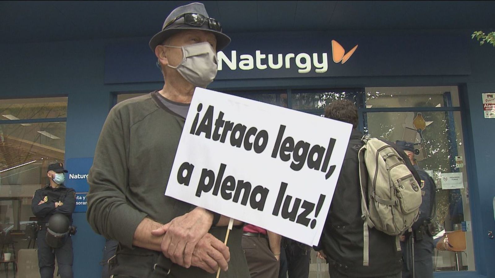 Protesta de los habitantes de Cañada Real ante la empresa suministradora Naturgy