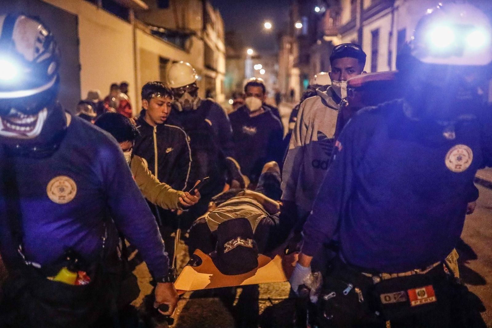 Siete muertos y más de 100 policías heridos en los disturbios de Perú