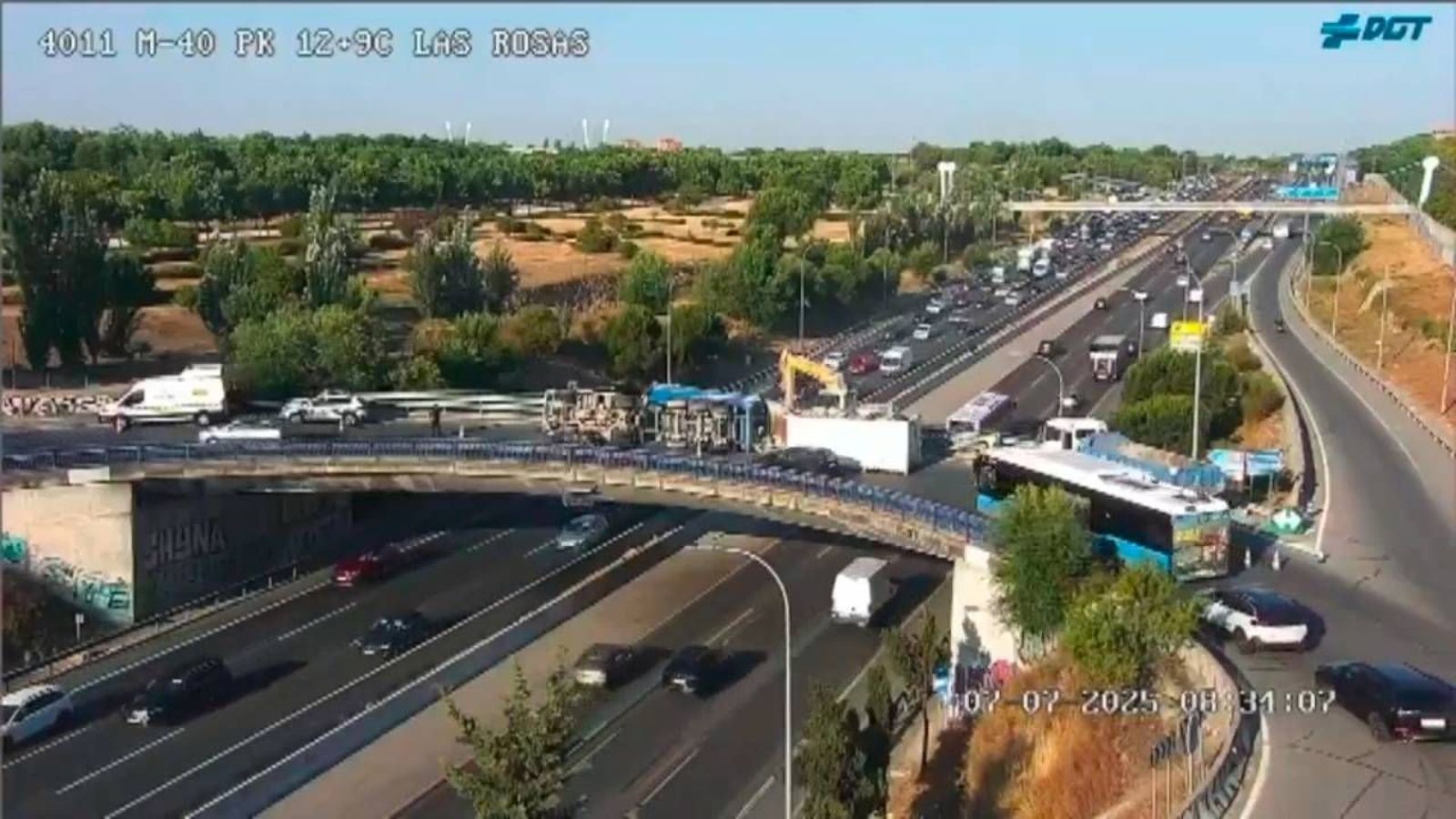 Un camión vuelca en un puente en Las Rosas y provoca kilómetros de retenciones en la M-40