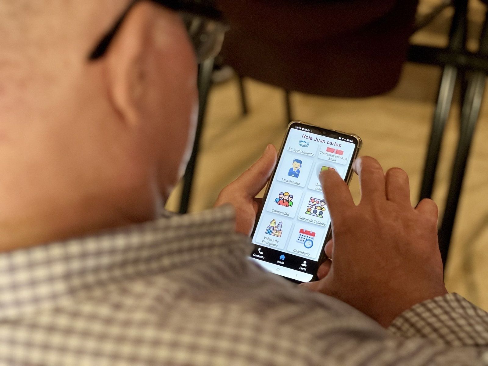 Policía Nacional y Orange enseñan a personas mayores a emplear su dispositivo móvil de forma segura