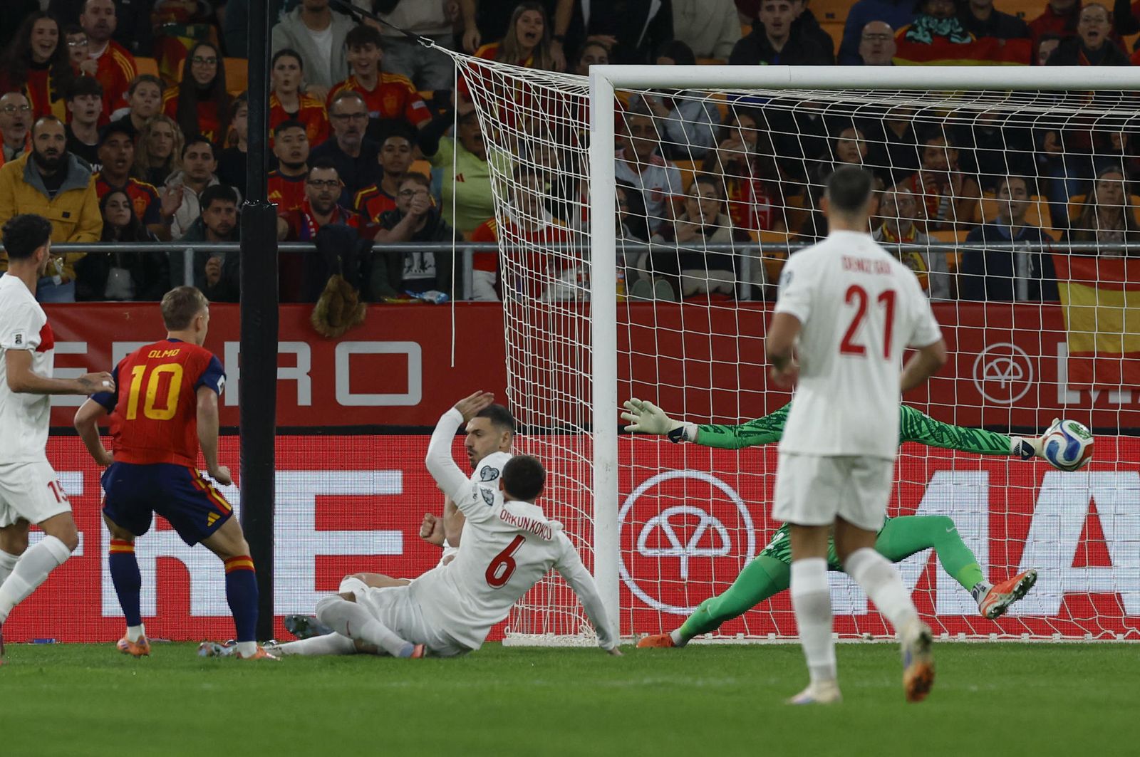 Dani Olmo marca a Turquía