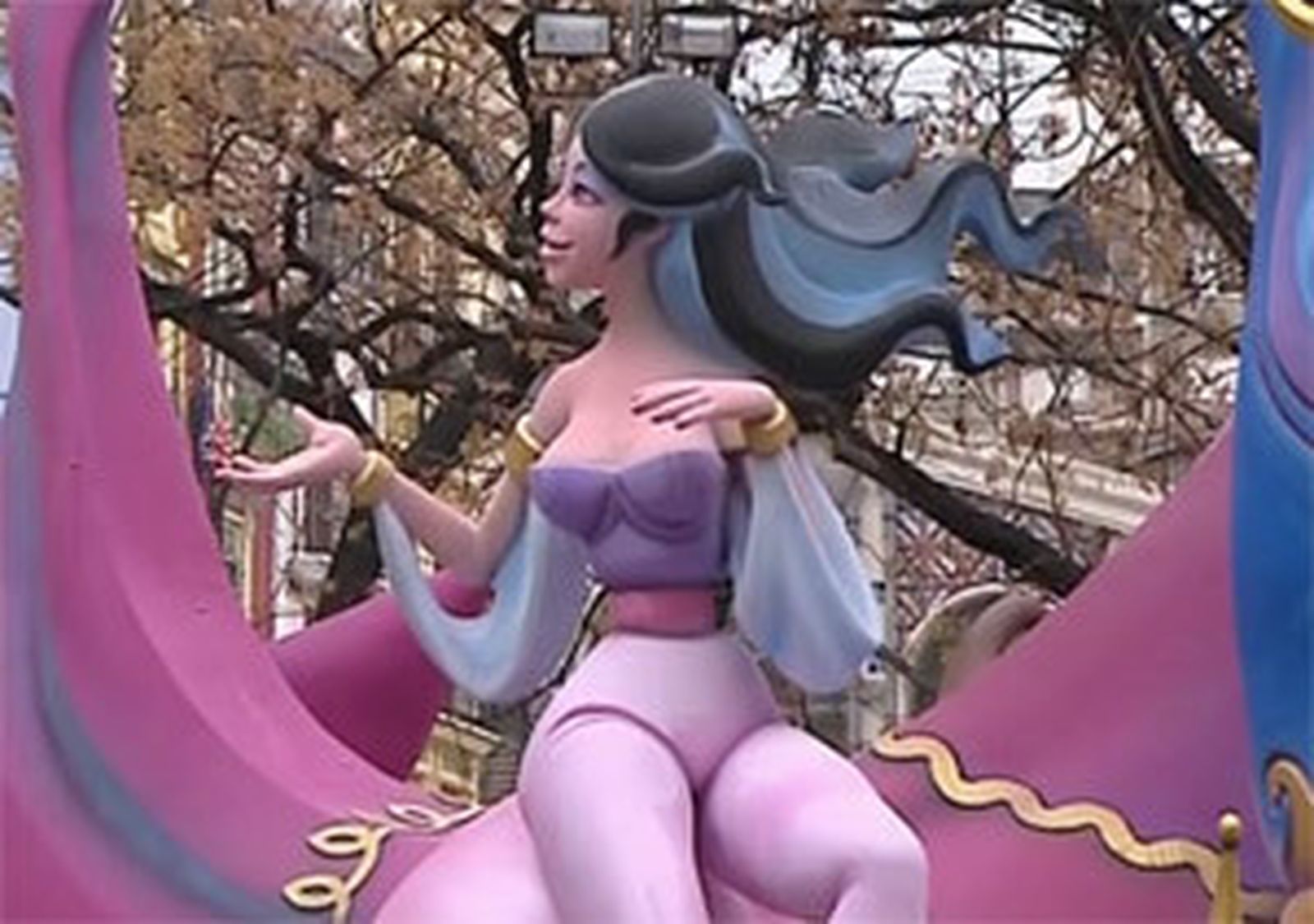 La "plantà" de las fallas infantiles llena Valencia de fantasía y color