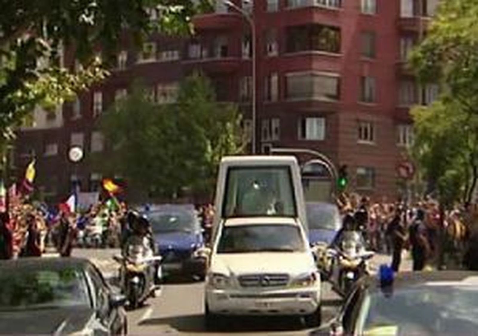 El Papa es aclamado por todo el recorrido desde Barajas hasta la Nunciatura