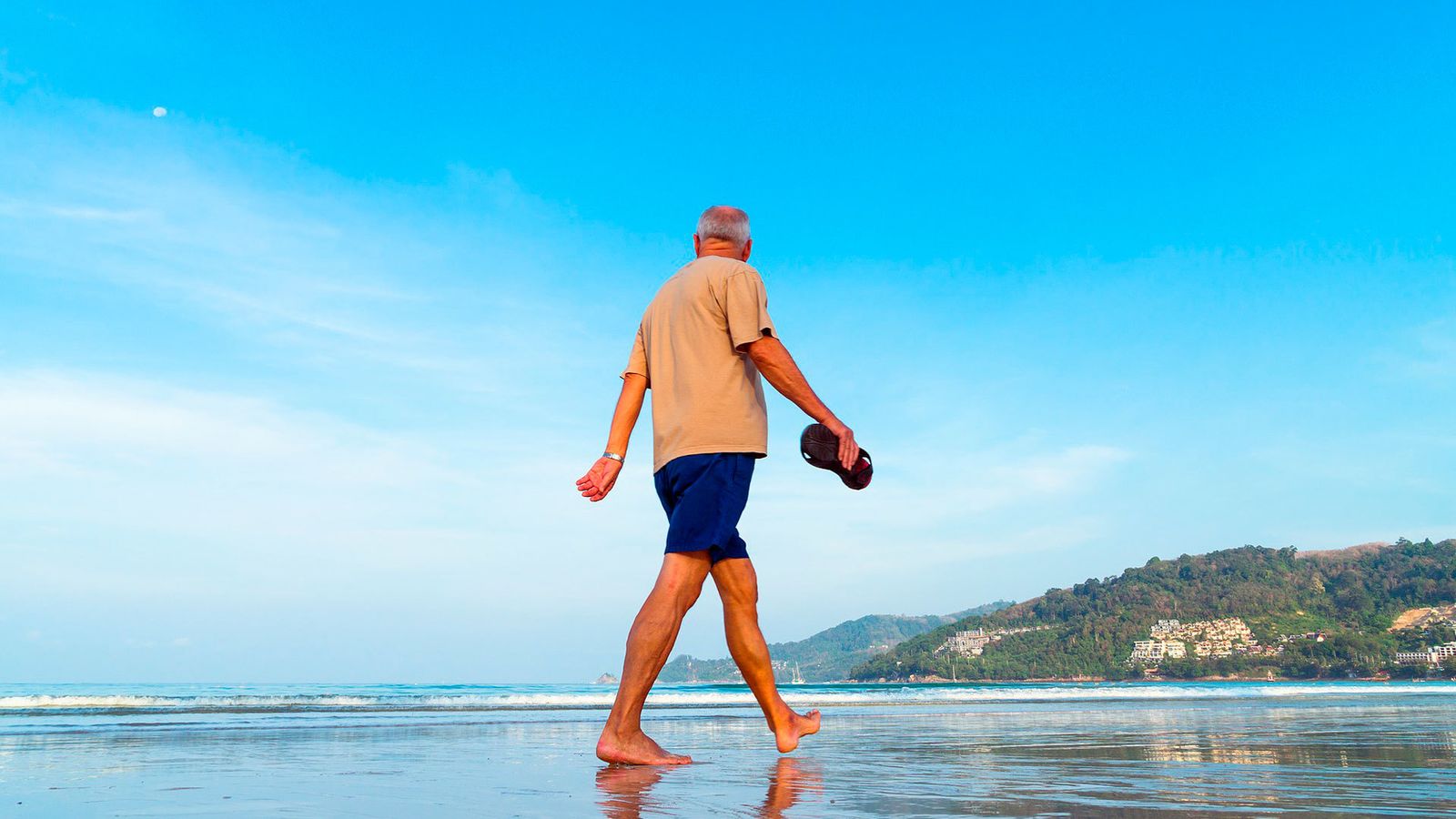 Un hombre pasea por la playa