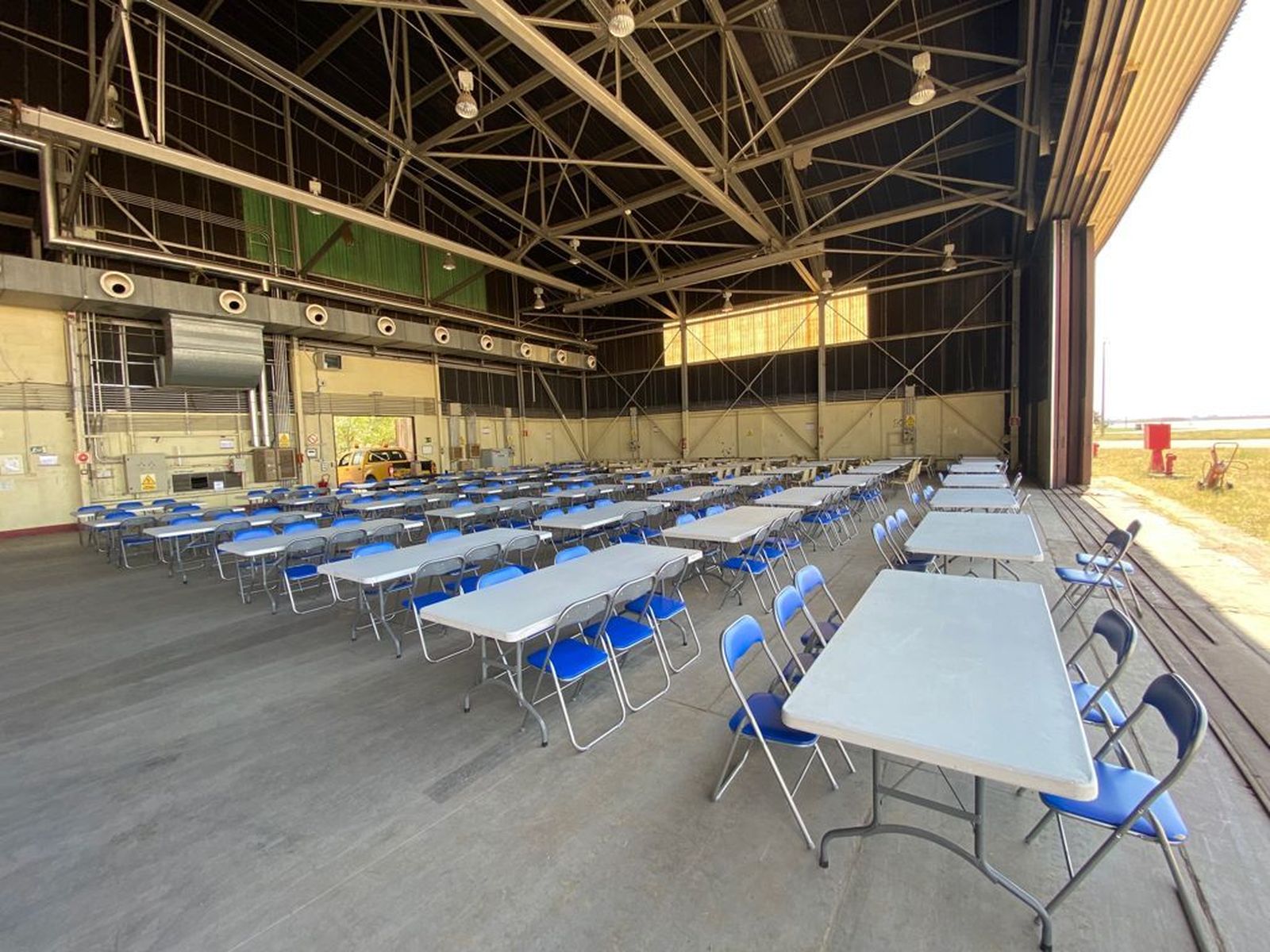 Comedor habilitado en uno de los hangares de la base aérea