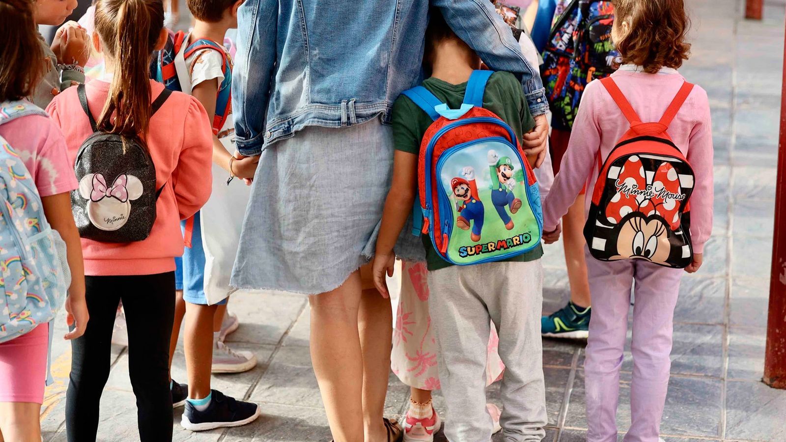 Estudiantes entrando al colegio