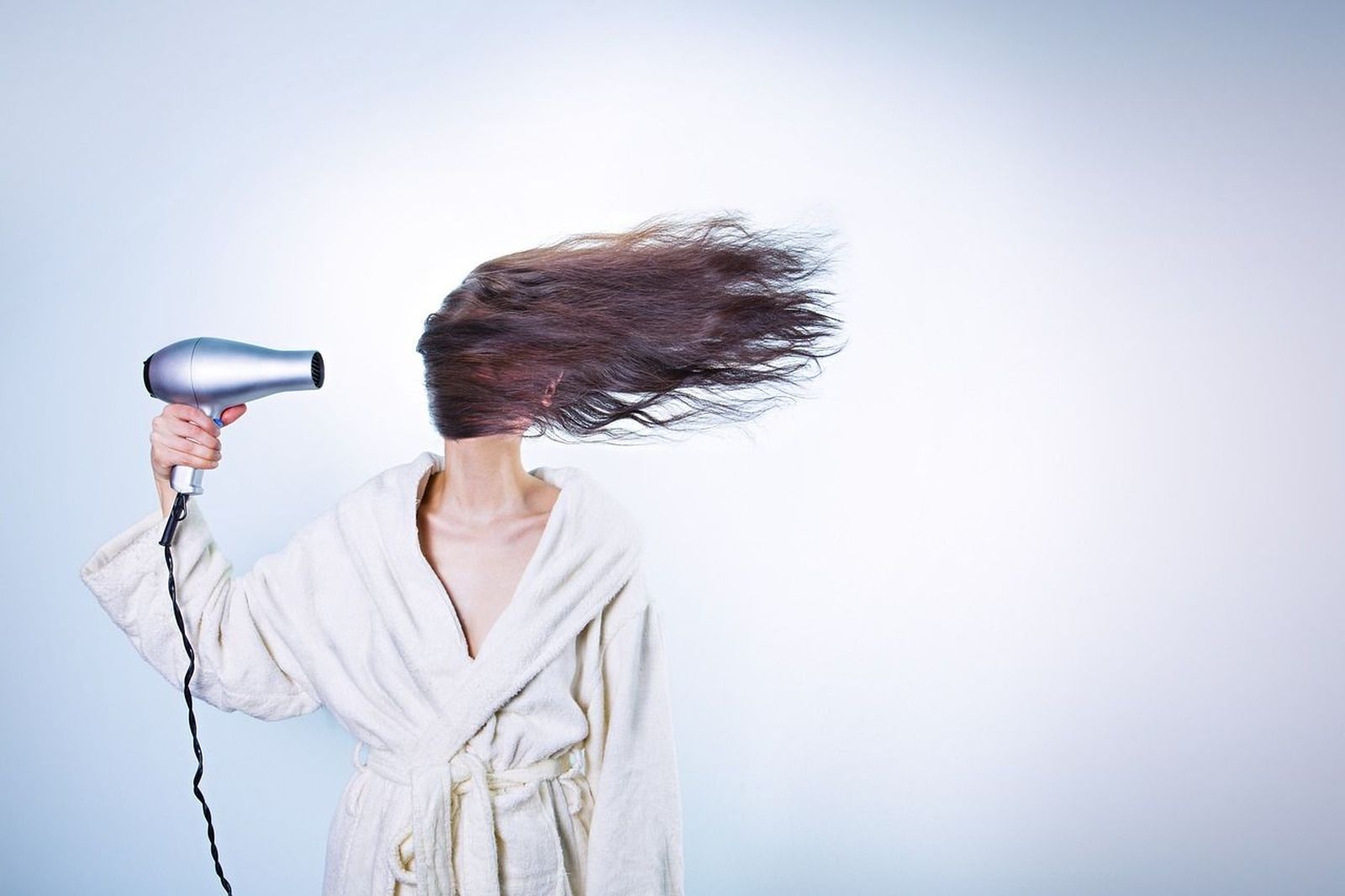 Protege tu cabello en verano: cómo el sol, el cloro y la sal pueden dañar tu melena y cómo cuidarla