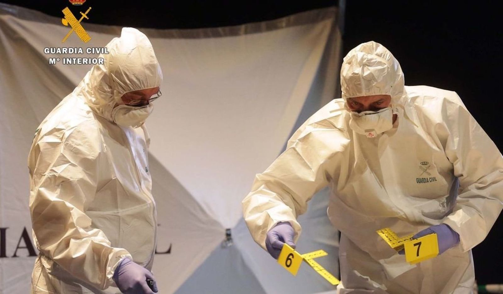 Investigadores del Laboratorio de Criminalística de la Guardia Civil