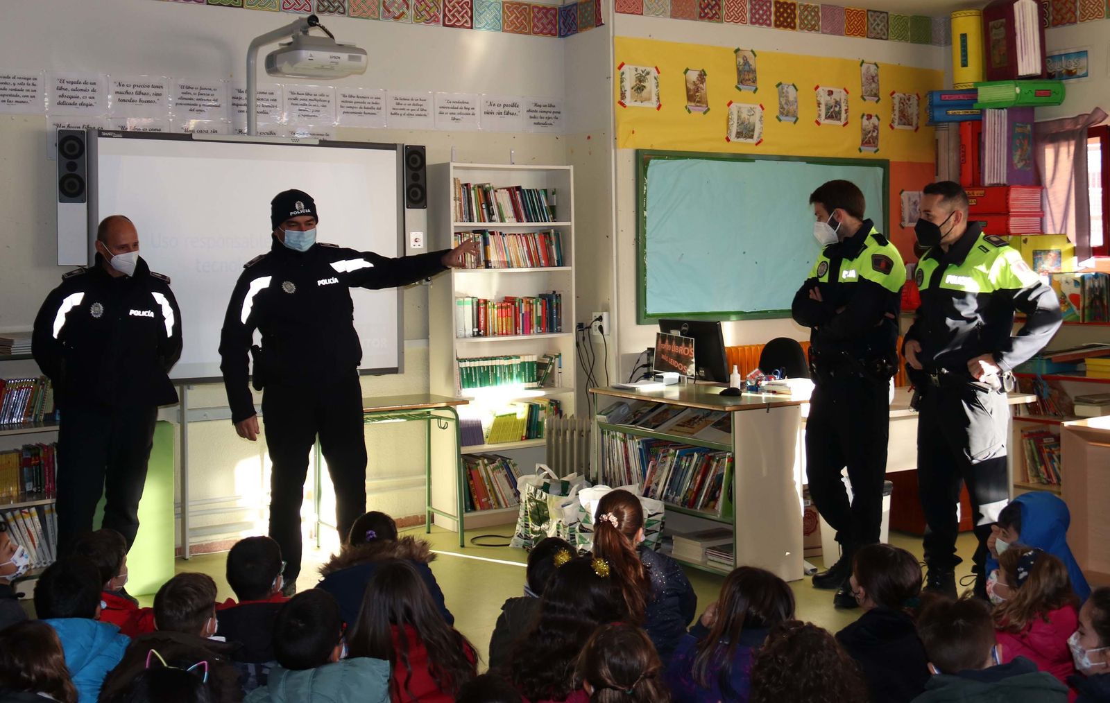 Los cuatro agentes tutores de Sevilla la Nueva en su primer día de clase