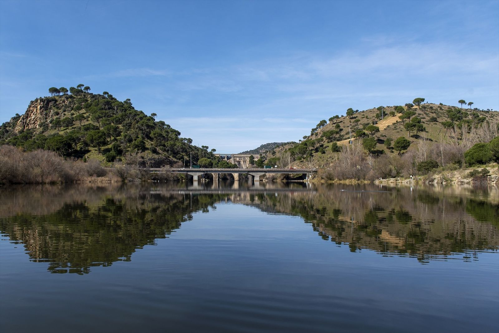 Embalse de Picadas y presa de San Juan en Pelayos de la Presa