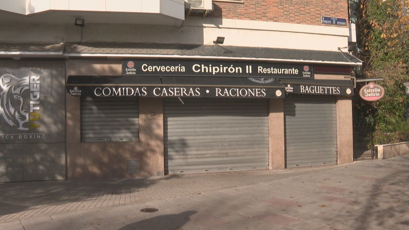 El dueño de un bar en Príncipe de Vergara se atrinchera armado en su local y acaba detenido por amenazas