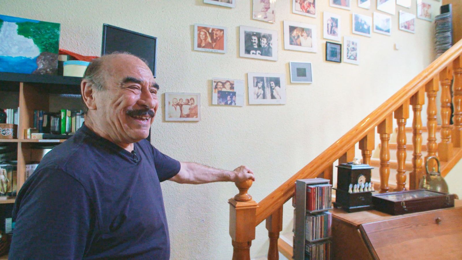 Entrar en la casa de Hugo Stuven es como dar una vuelta por el 'paseo de la fama'