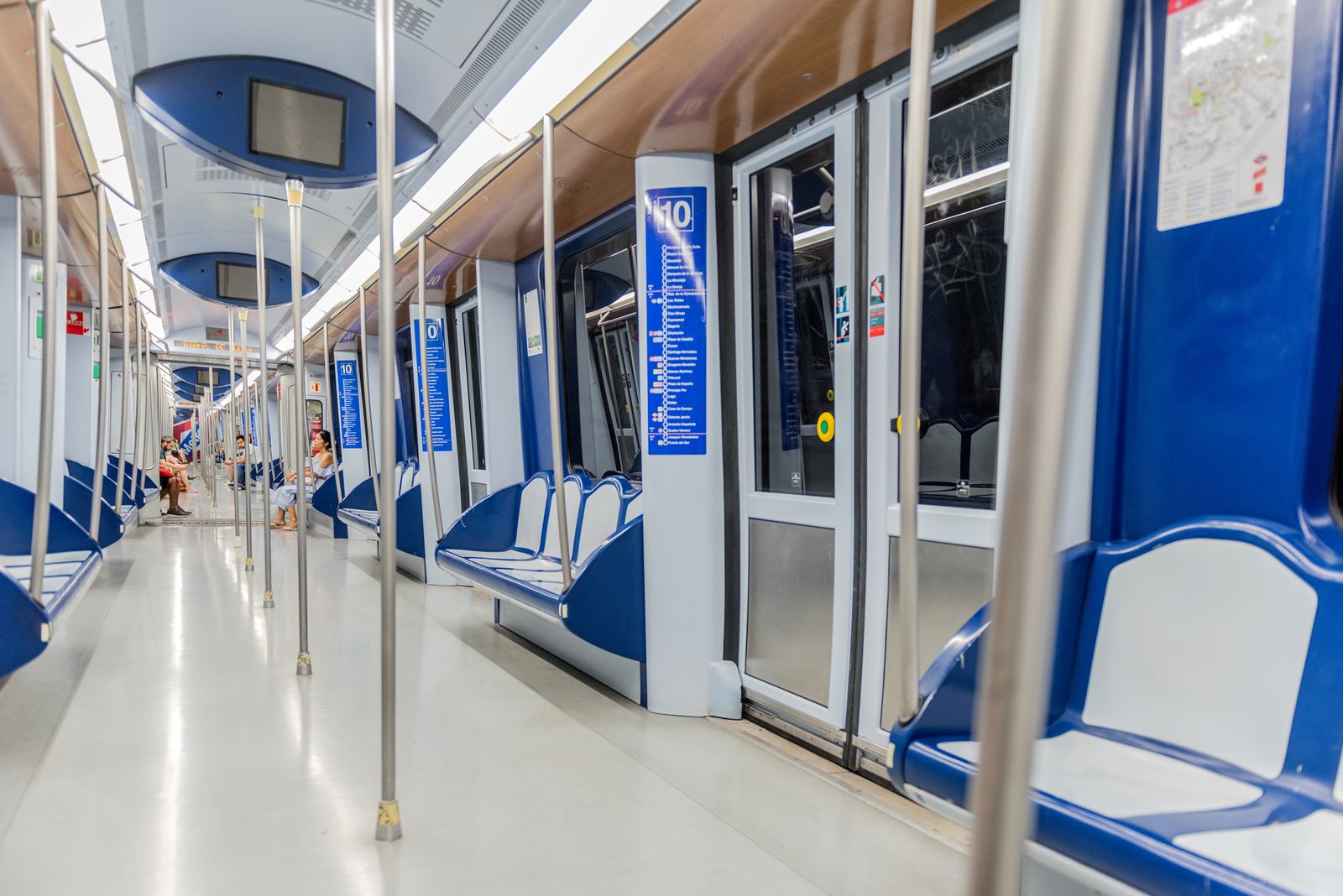 Interior de un vagón de Metro de Madrid en la línea 10