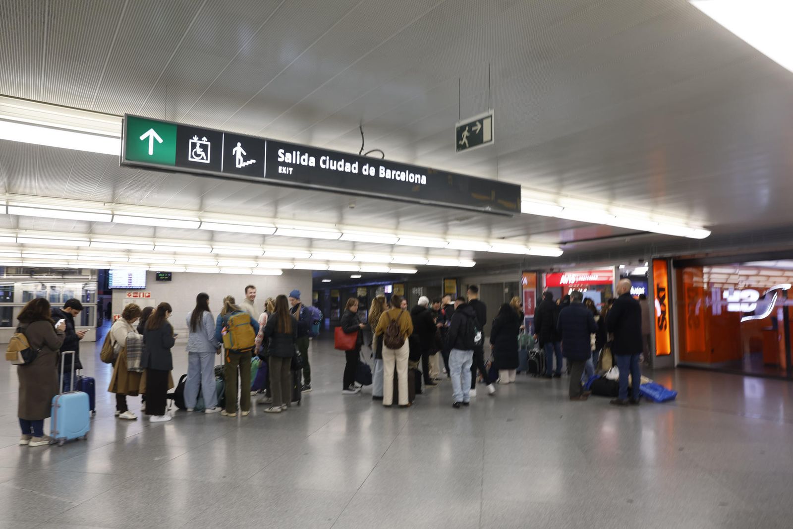Viajeros en Atocha buscan transporte y alojamiento por la cancelación de sus trenes
