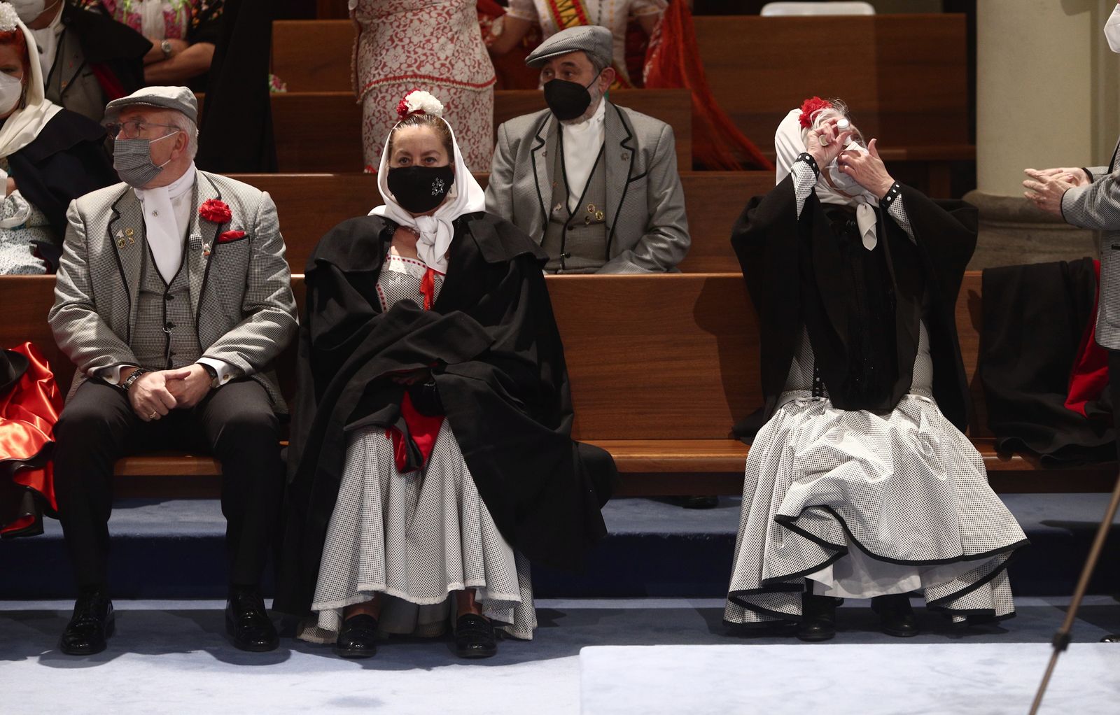 Chulapos y chulapas durante un acto religioso