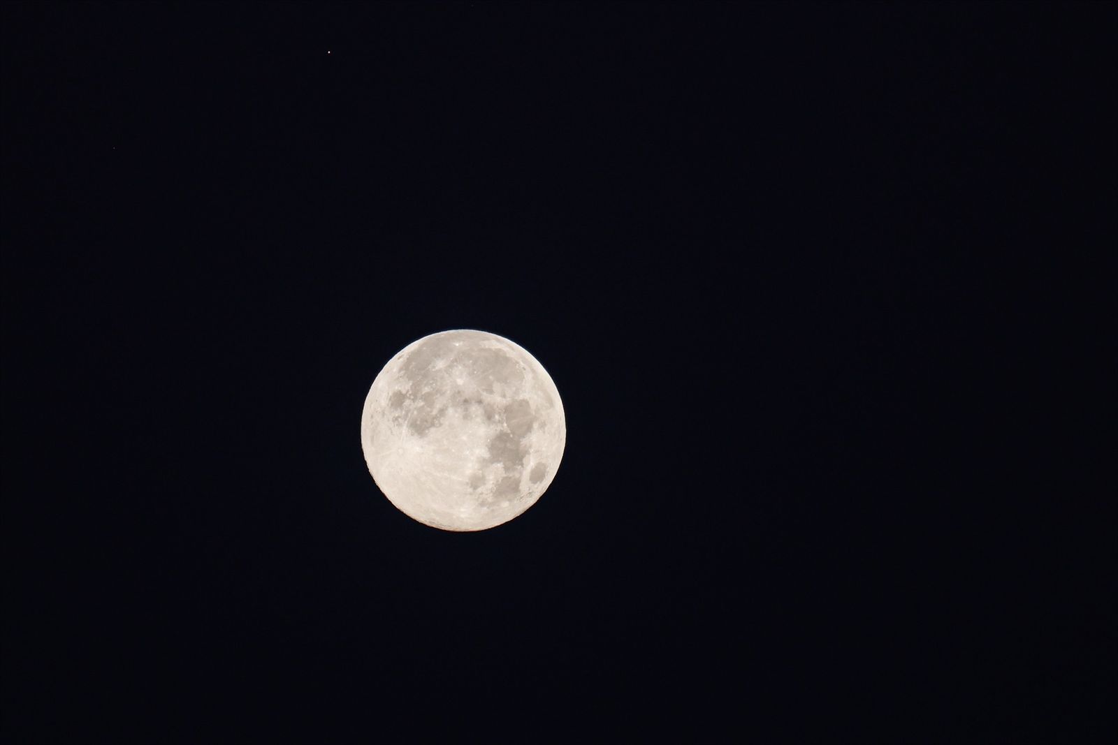 Luna llena en el cielo de Madrid
