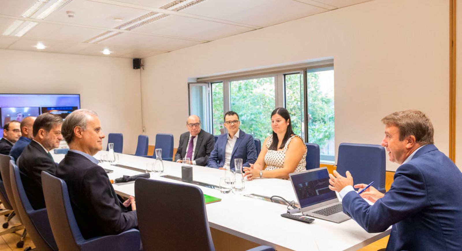Jesús Moreno  en su reunión con una decena de representantes de empresas los cales del sector aeroespacia