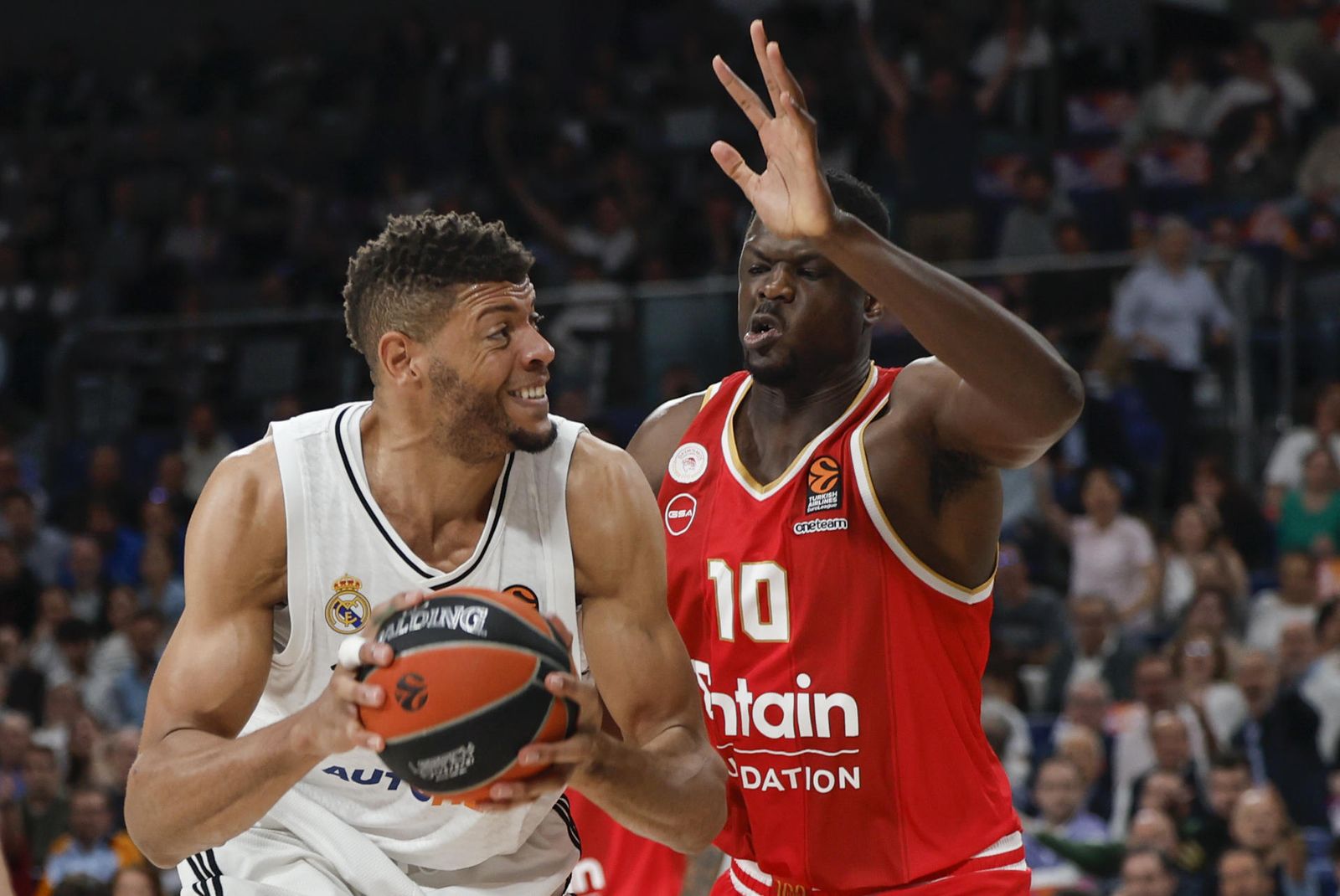 Tavares ante el Olympiacos