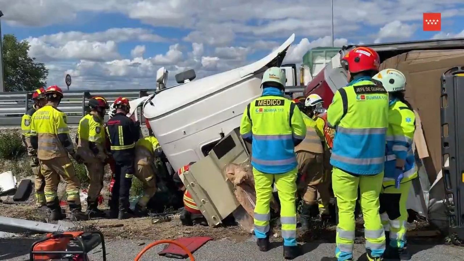 Los bomberos emplean dos horas en liberar al conductor de un camión que volcó en la M-407 en Leganés