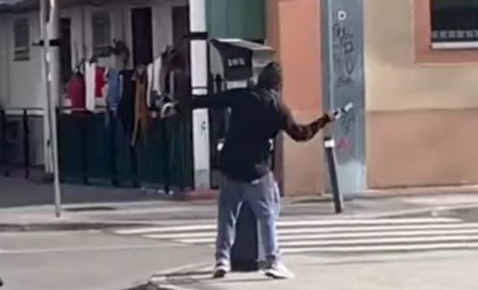 Destroza un parquímetro