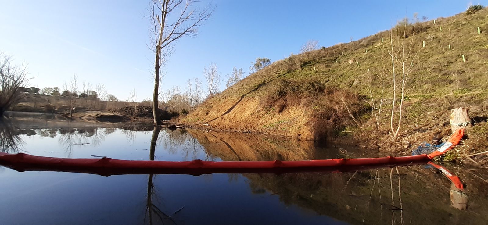 La barrera instalada cerca de la presa de la Laguna de Valchico