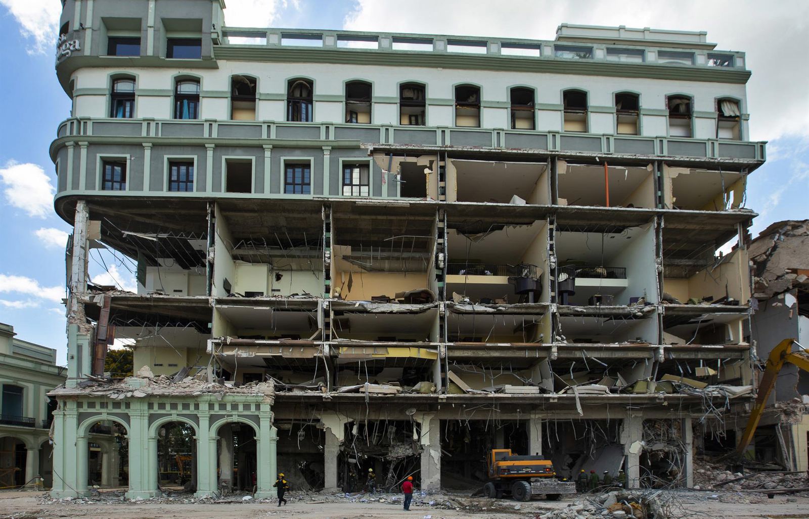 Sigue la búsqueda de supervivientes en el destruido hotel Saratoga de la Habana