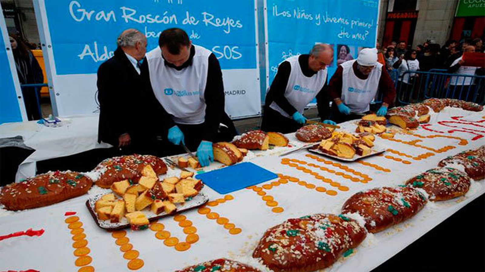 Voluntarios de Aldeas Infantiles reparten el roscón en Sol
