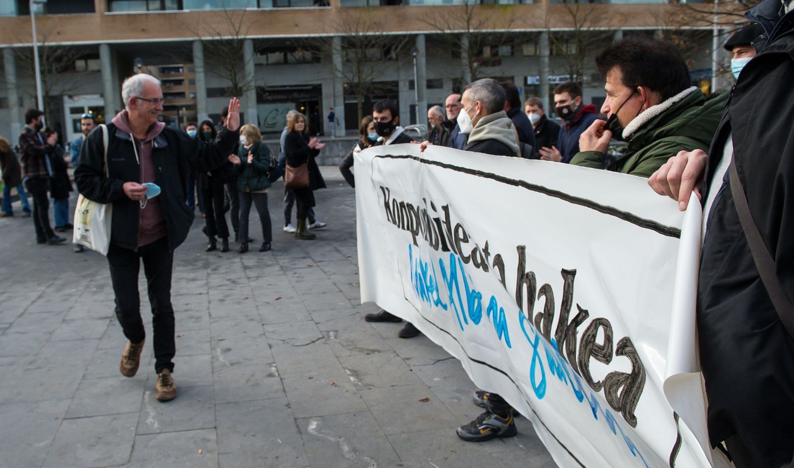 Las asociaciones de víctimas denuncian el recibimiento entre aplausos al ex jefe de ETA 'Antza'