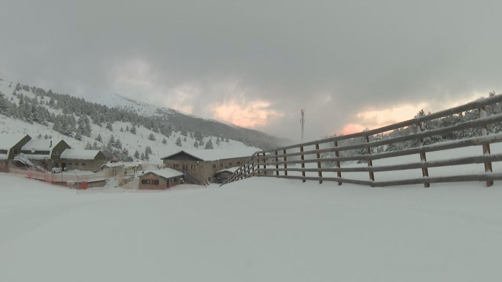 La nieve en la sierra de Madrid 'trae' la apertura de Valdesquí y Navacerrada, así como problemas en las carreteras