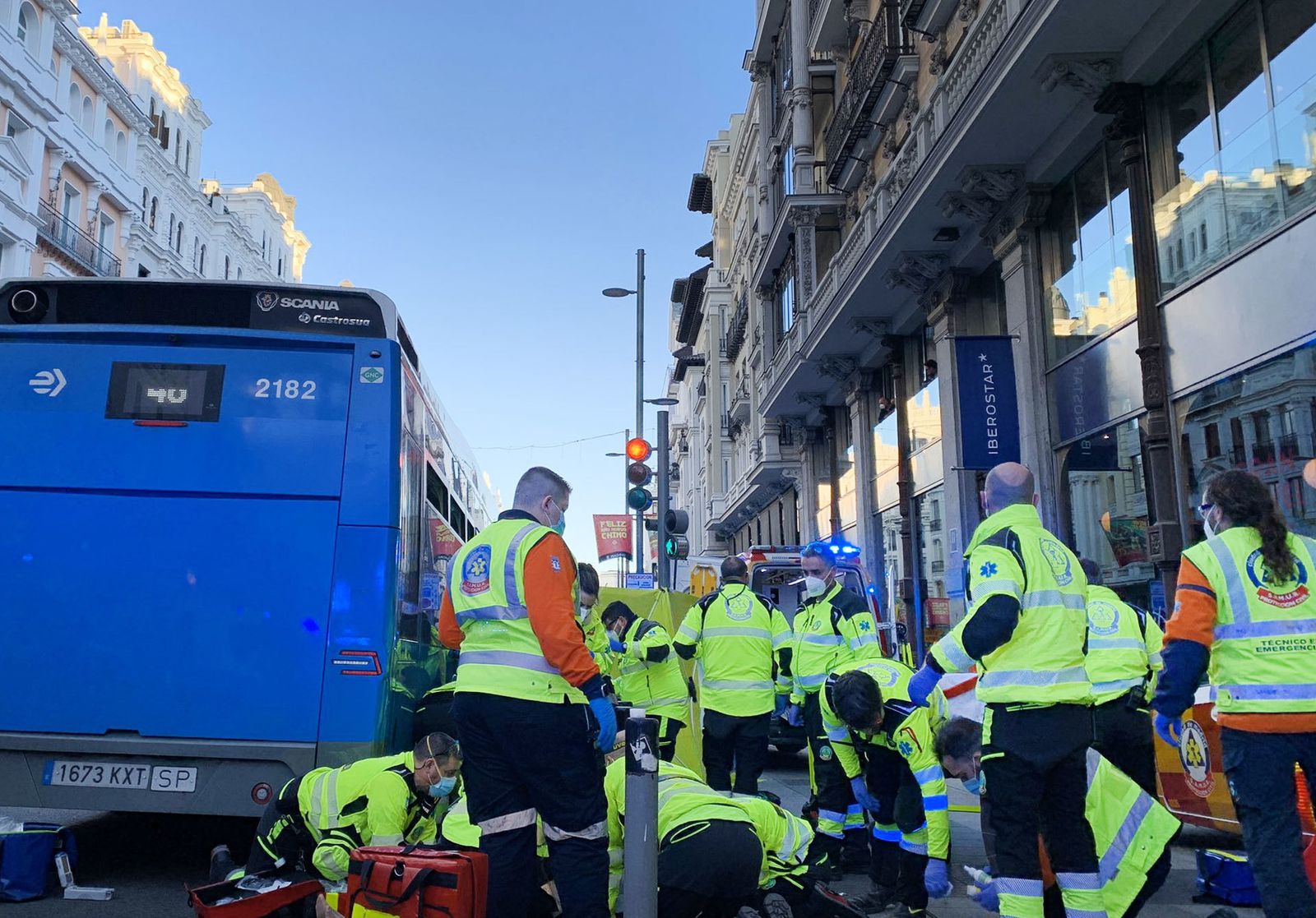 Los equipos de SAMUR atienden a los dos heridos que han sido arrollados por un autobús de la EMT en la Gran Vía