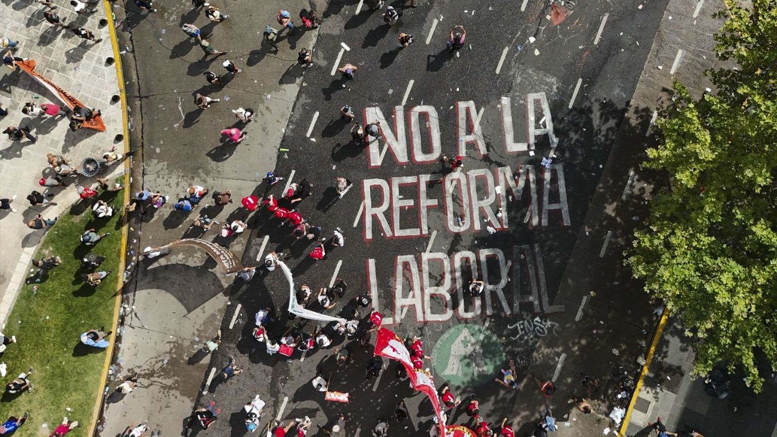 Protestas en Argentina contra la reforma laboral de Milei dejan heridos y detenidos