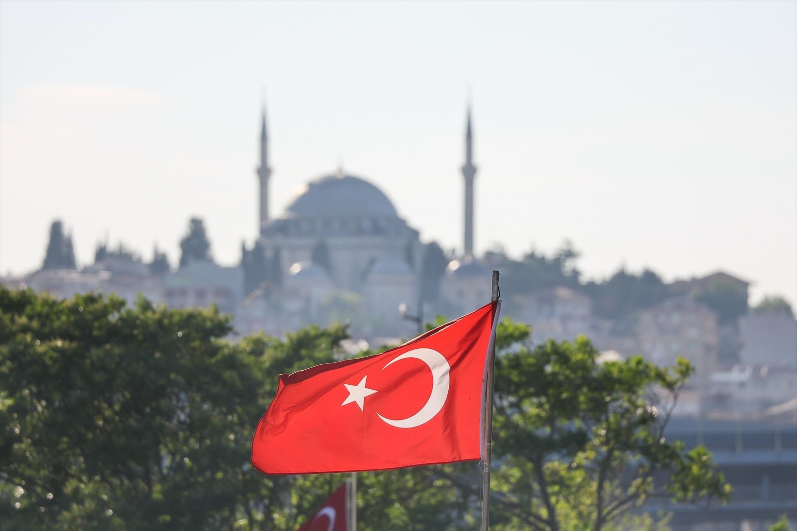 Una bandera turca ondea en Estambul