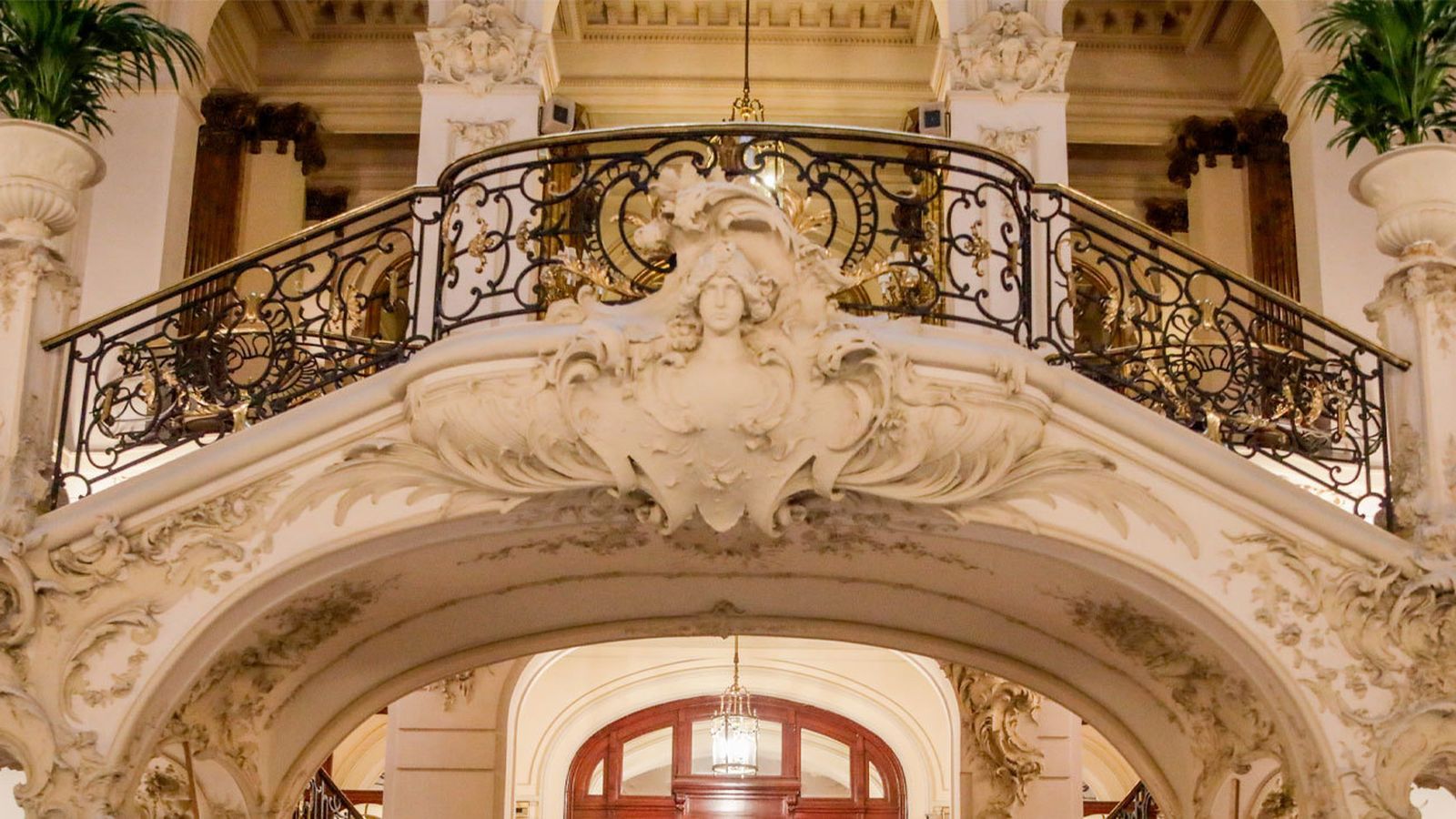 Imagen de la escalera del Casino de Madrid