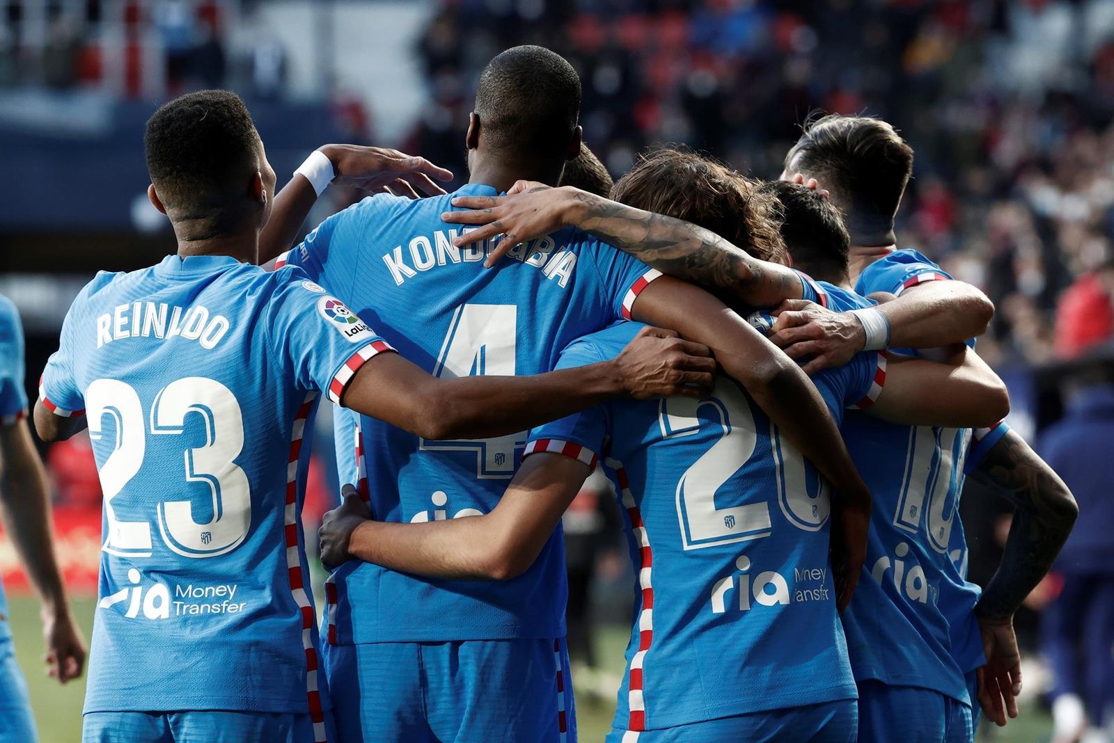 El delantero argentino del Atlético de Madrid, Ángel Correa celebra con sus compañeros tras marcar el 0-3 durante el partido de Liga ante Osasuna