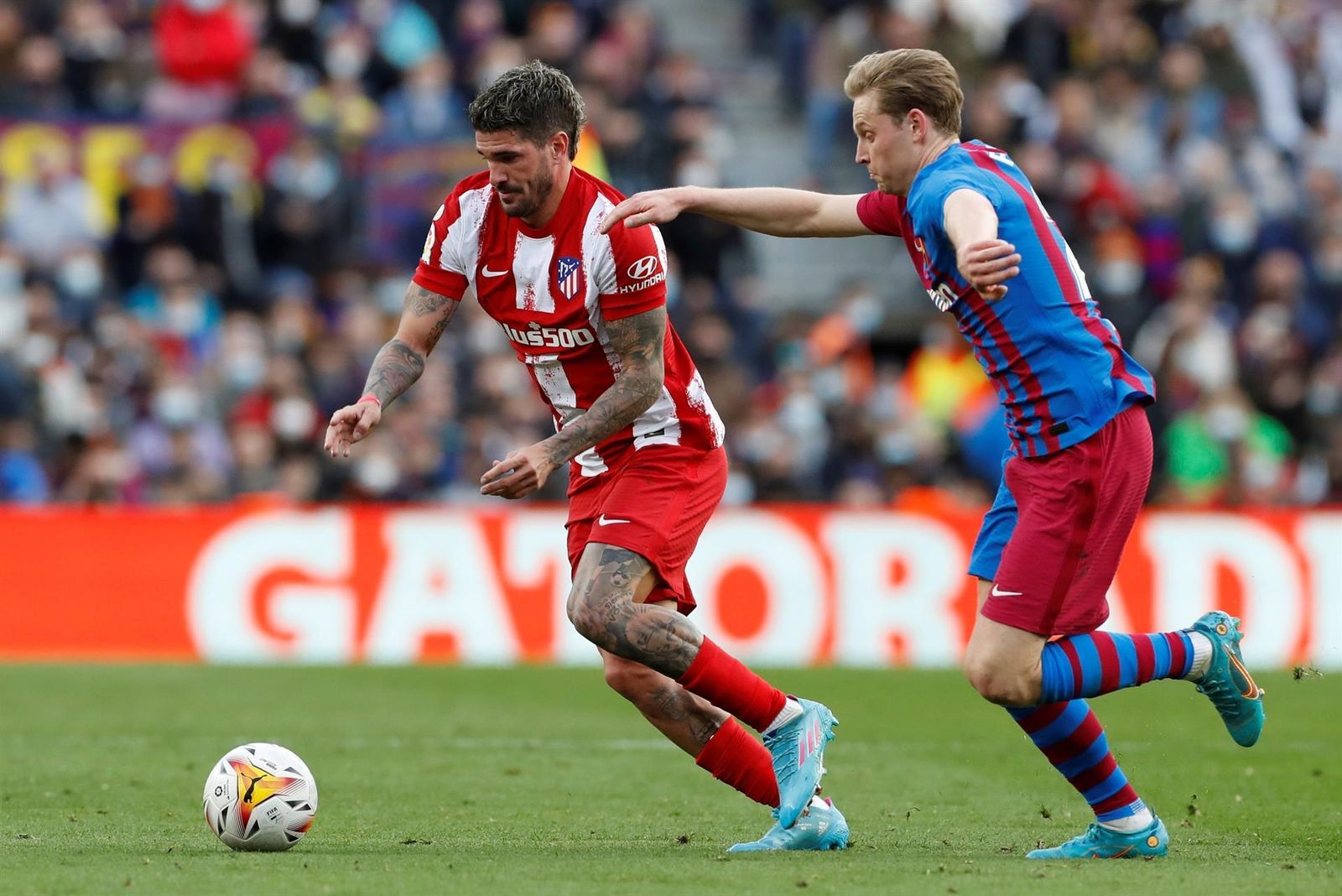 Rodrigo de Paul ante el Barcelona