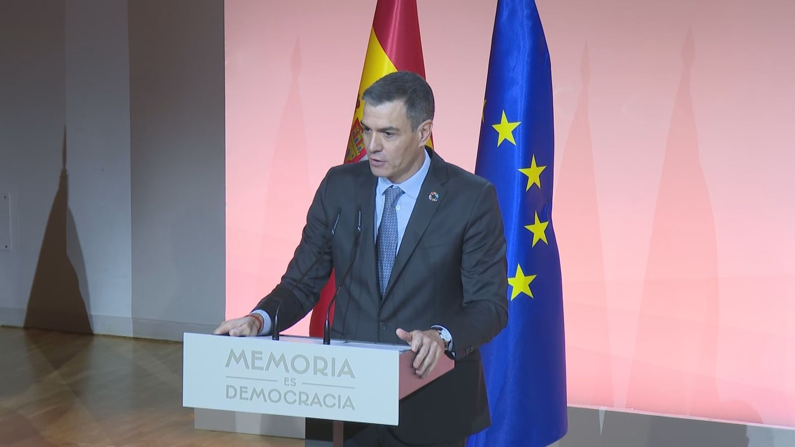 Casi un centenar de políticos, intelectuales y periodistas denuncian el plan "guerracivilista" de Sánchez para "ocultar su miseria personal, política y moral"