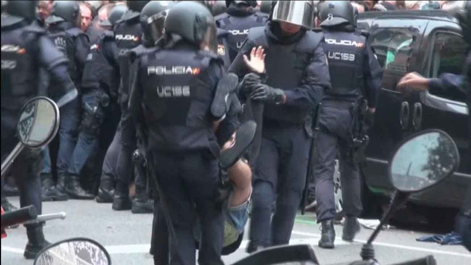 La Audiencia de Barcelona envía a juicio a 46 policías nacionales por las cargas del 1-O