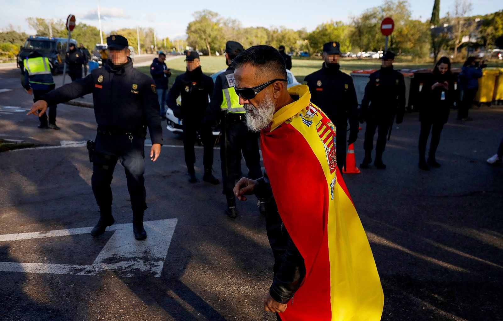 Un simpatizante de Franco, con la bandera española en el cementerio de El Pardo-Mingorrubio