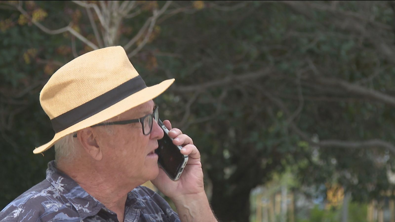 Persona hablando por su teléfono móvil