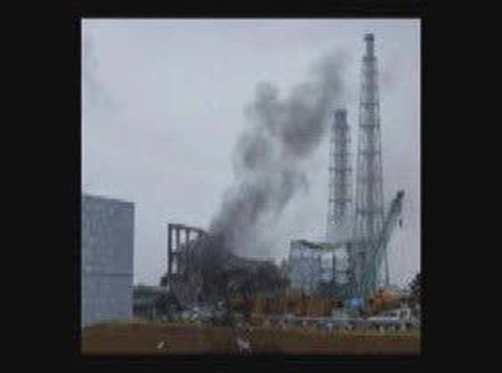 Evacúan de urgencia un área de Fukushima tras detectarse humo en los reactores 2 y 3