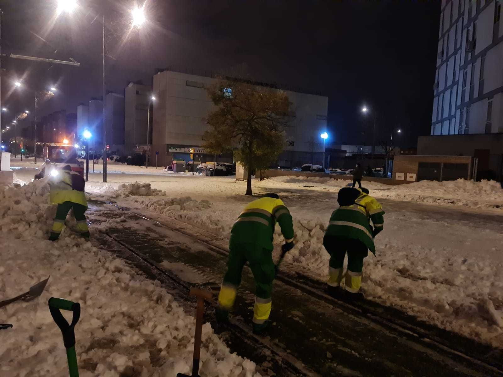 Operarios de Parla trabajan para retirar la nieve