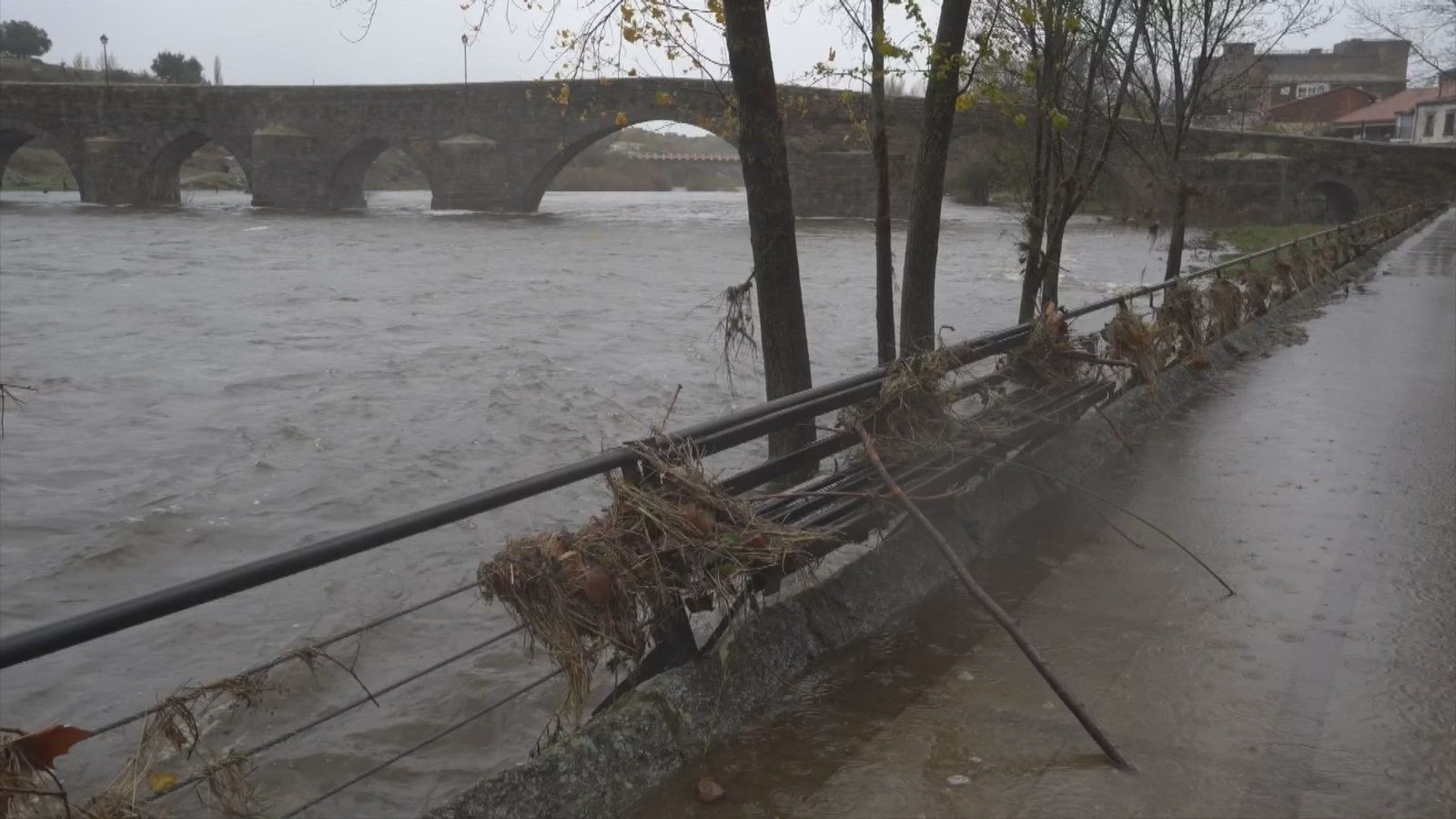 El río Tormes se desborda en El Barco de Ávila en plena alerta por la borrasca Claudia