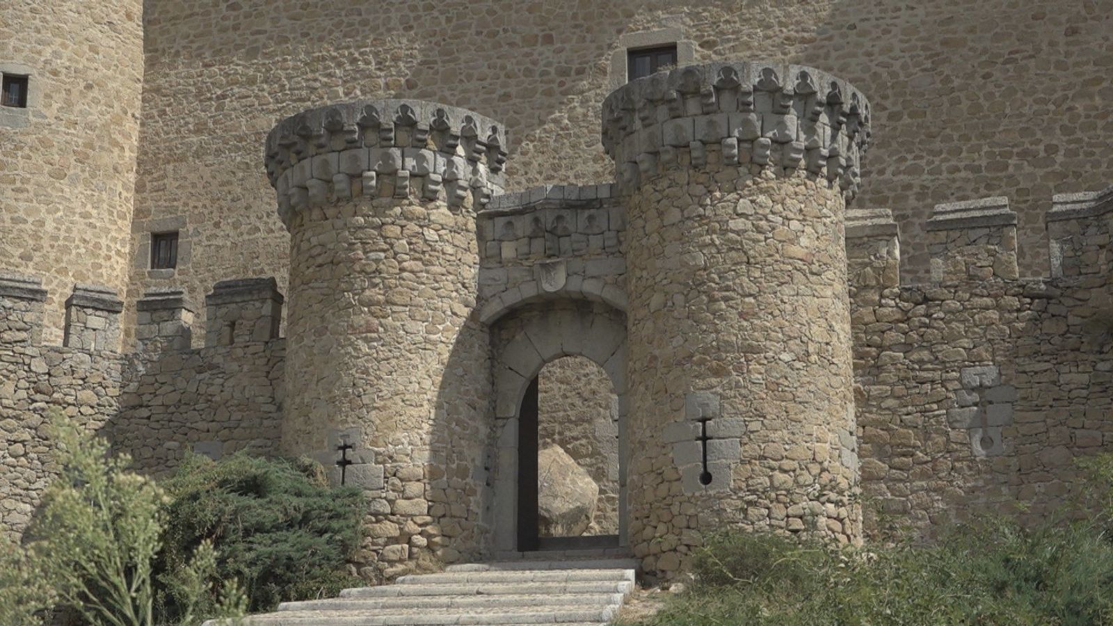 El cierre del Castillo de Manzanares El Real ahoga al comercio local