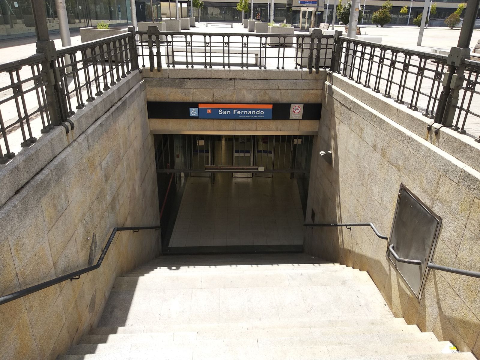 Acceso a la estación de Metro de San Fernando de Henares