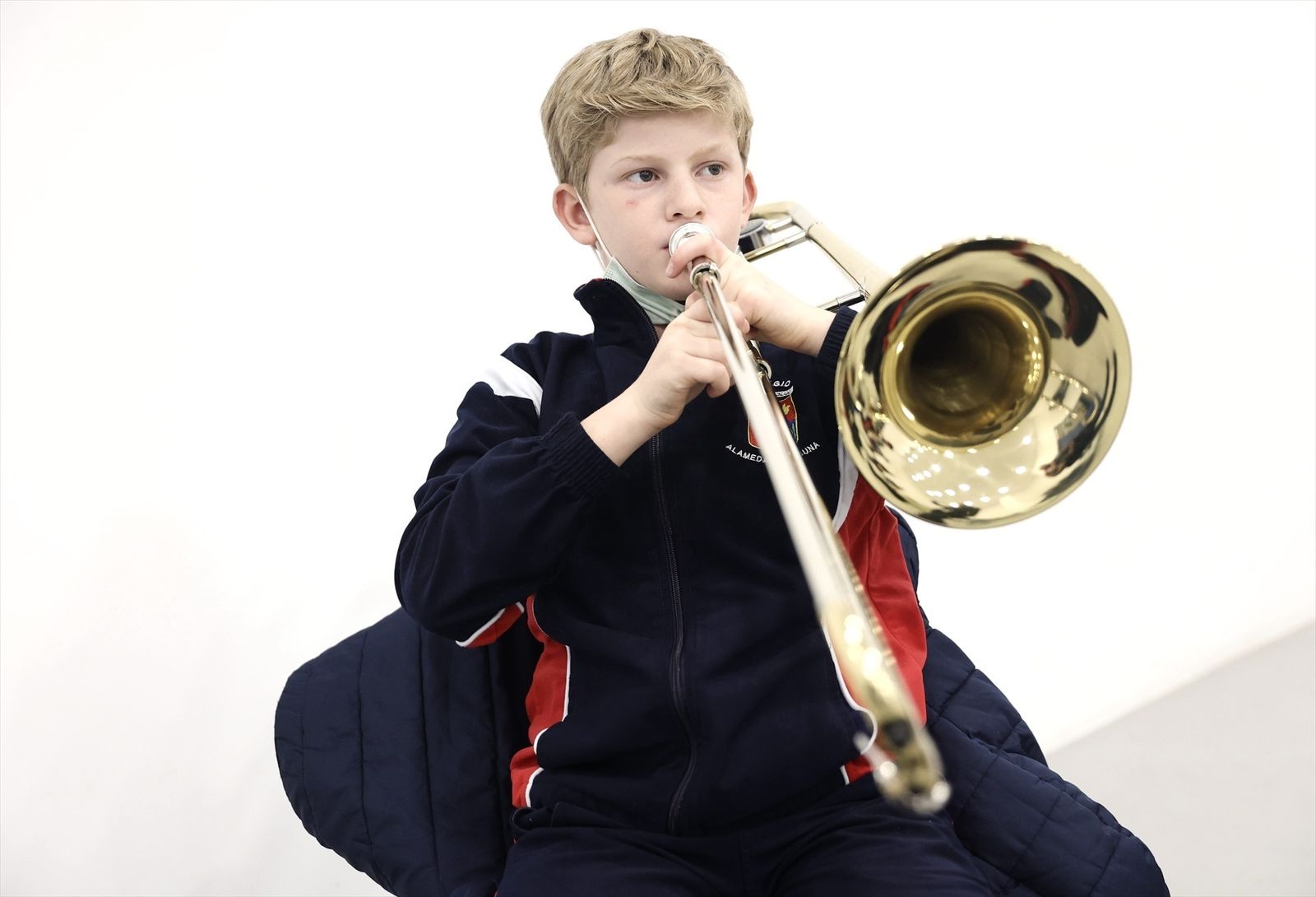 Un alumno con su instrumento de música