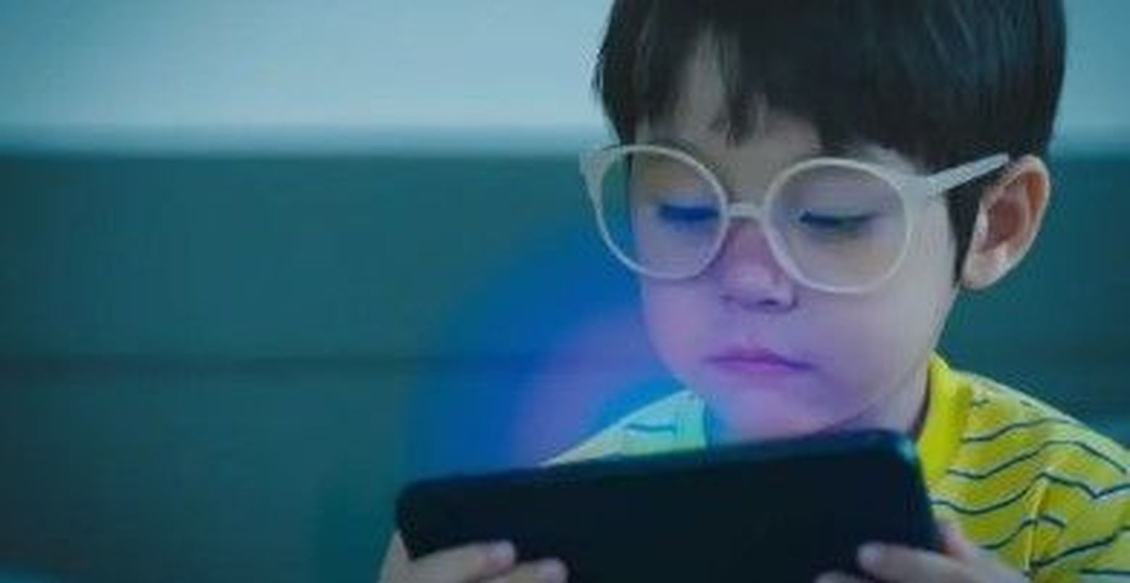 ¿Cuándo dar a los hijos su primer móvil? El dilema de muchos padres que se ven sometidos a la presión social