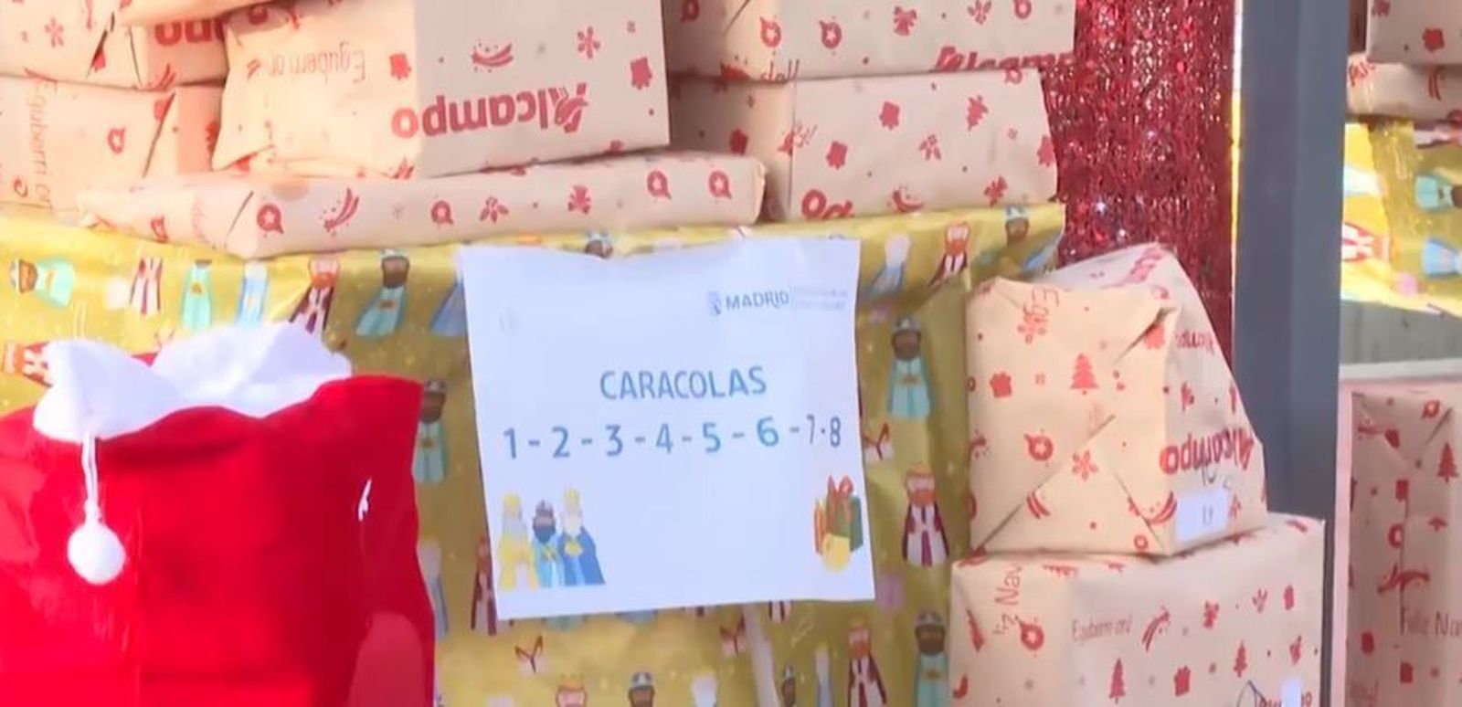 El Ayuntamiento de Madrid entrega regalos de Navidad a más de 100 menores del Centro de Emergencia Las Caracolas