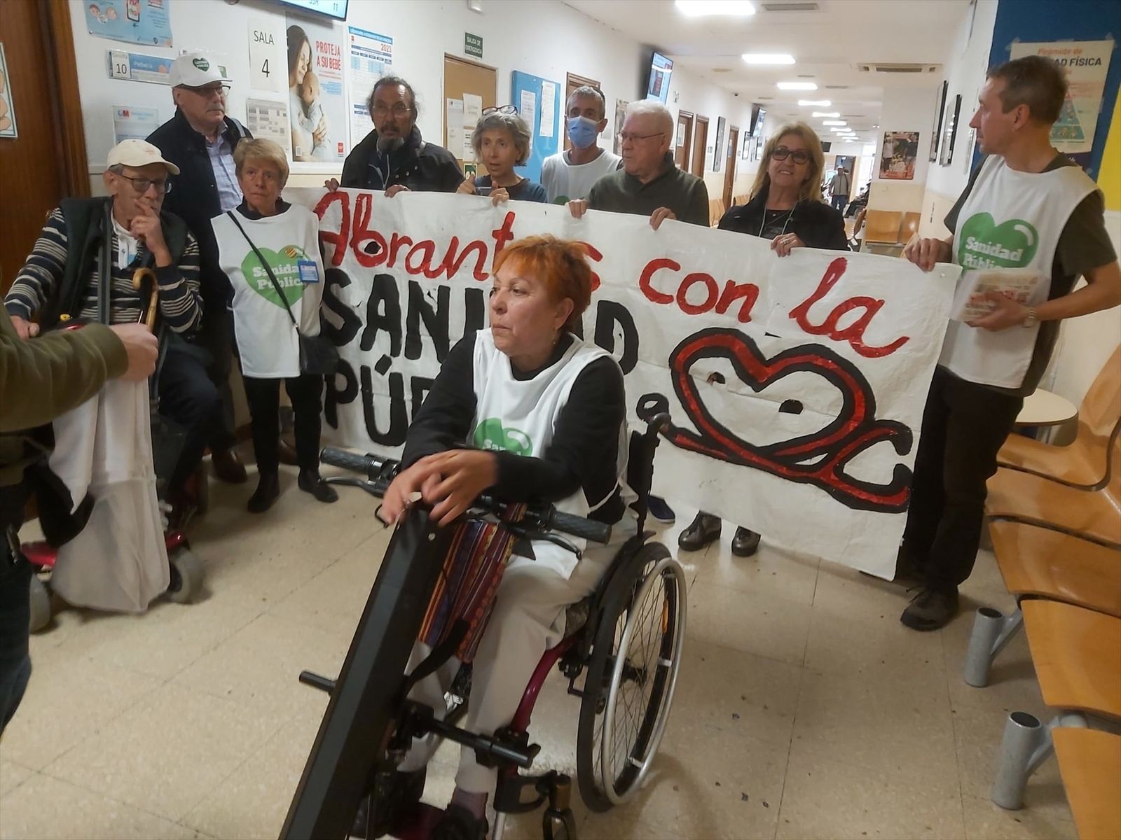 Vecinos se encierran en el Centro de Salud Abrantes de Carabanchel