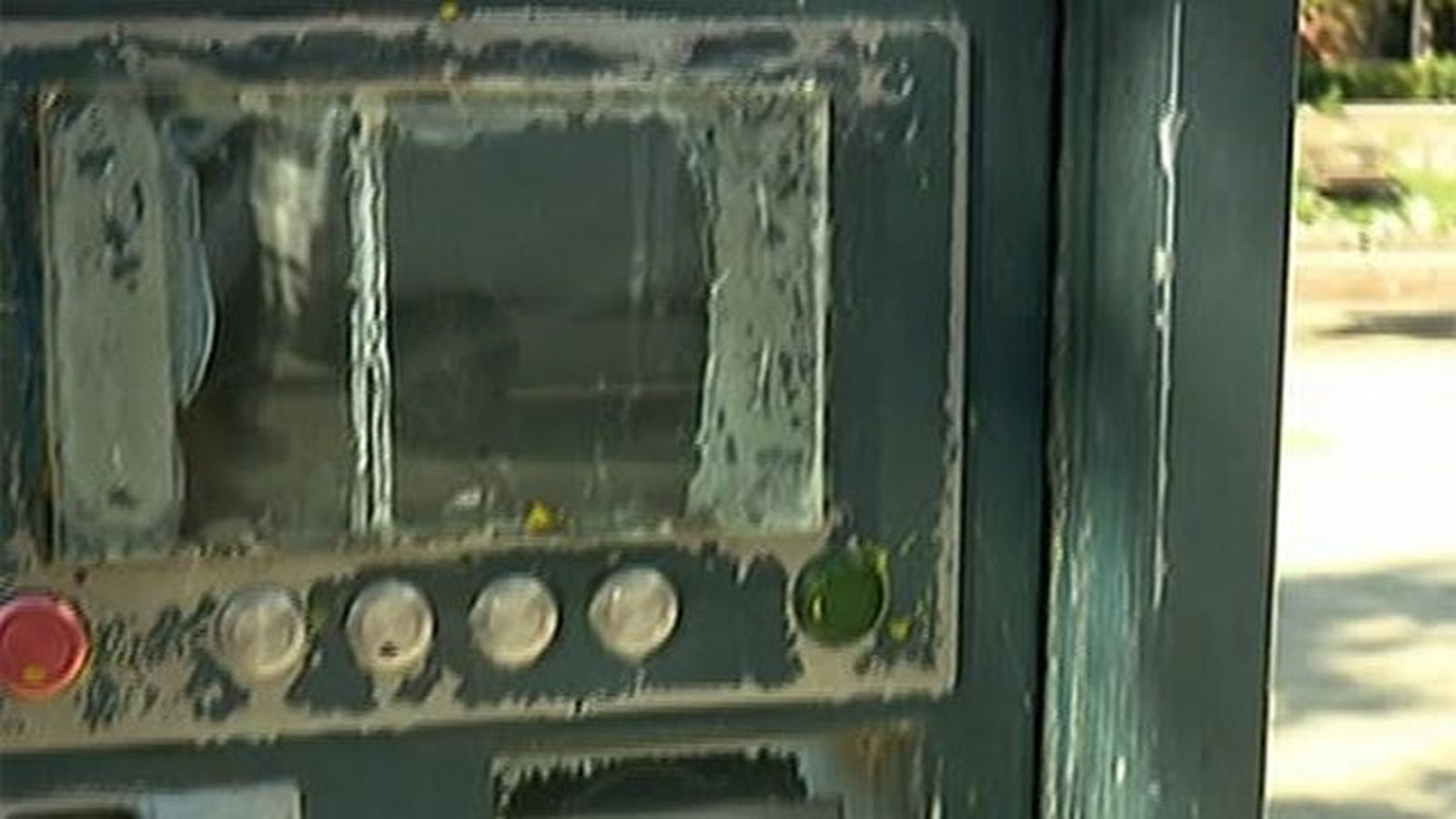Excrementos contra los parquímetros en el barrio del Manzanares