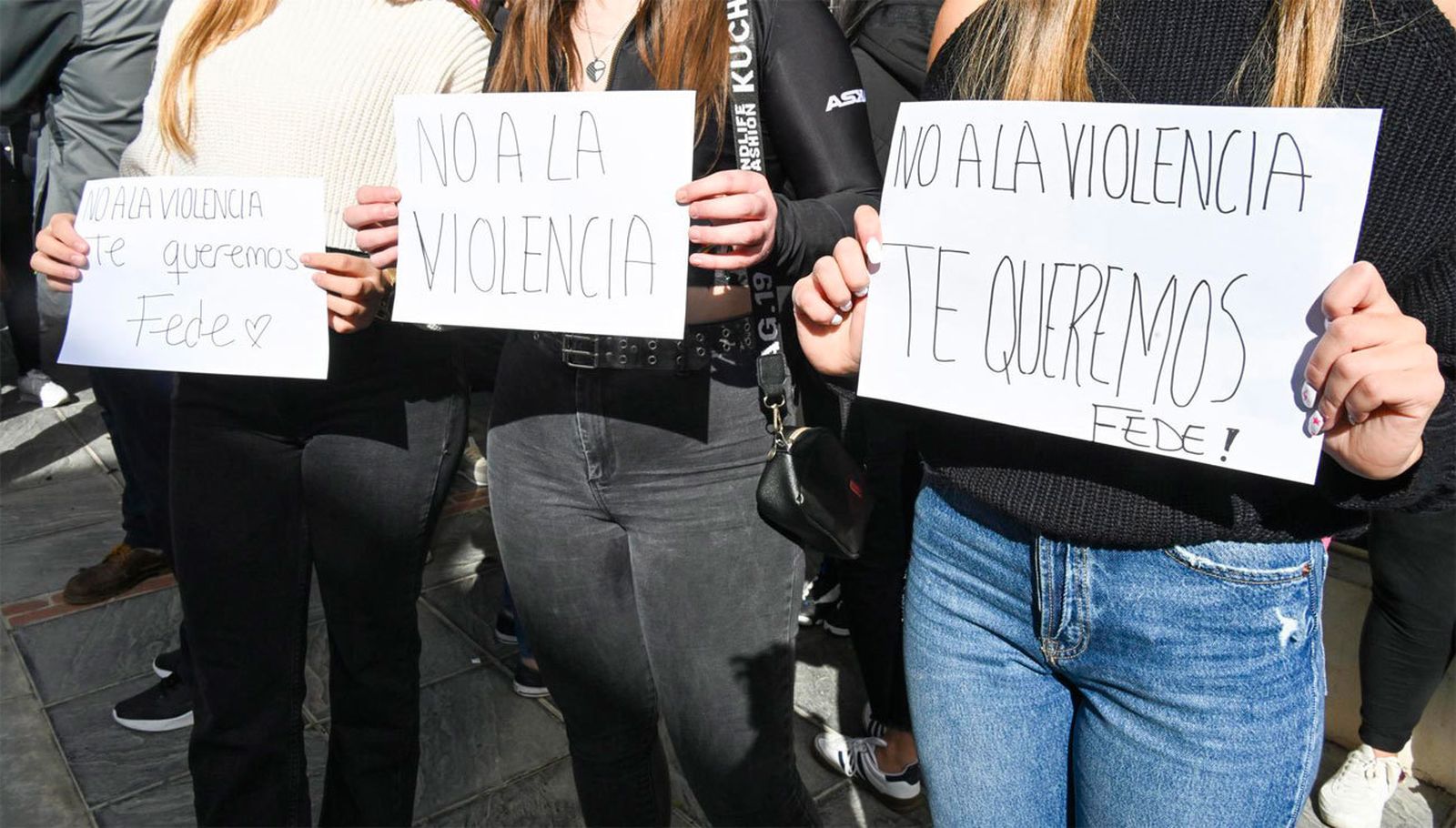 Concentación de apoyo al menor que recibio una paliza de 2 compañeros en Alhama (Granada)